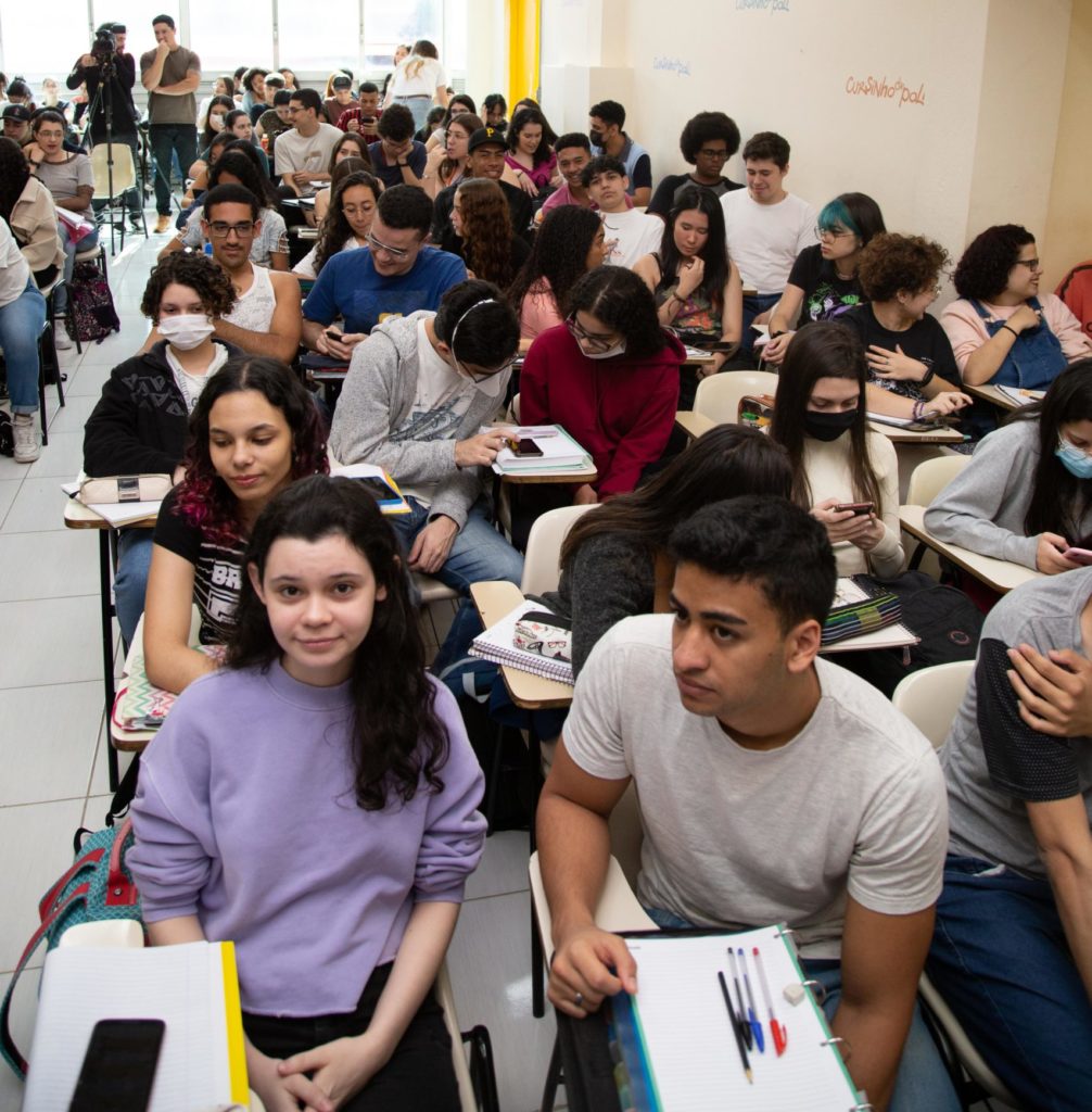 Alunos em sala de aula durante preparação para os vestibulares Unicamp 2027 e Fuvest 2027 com informações sobre isenção da taxa de inscrição