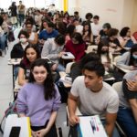 Alunos em sala de aula durante preparação para os vestibulares Unicamp 2027 e Fuvest 2027 com informações sobre isenção da taxa de inscrição