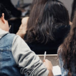 Aluno realizando prova do Enem em sala de aula